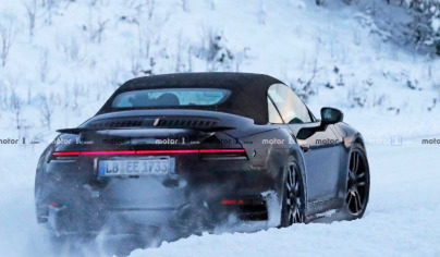 2020年保時(shí)捷911 Turbo S Cabrio通過雪橇滑動(dòng)