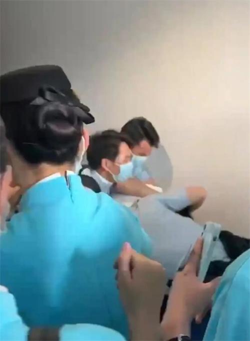 廈門航空乘務(wù)員被飛行員現(xiàn)行偷拍女廁所事件曝光，客服表示正在核實(shí)