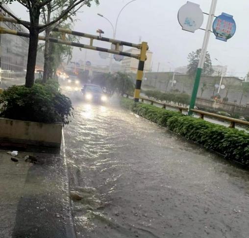 桂林市突降大雨，多路段積水，小學(xué)和幼兒園停課半天