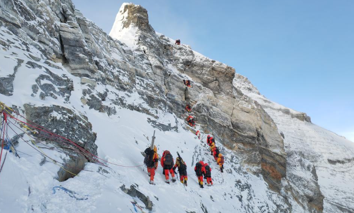 巔峰征程：中國(guó)珠峰科考登山隊(duì)員勇攀新高，再創(chuàng)輝煌