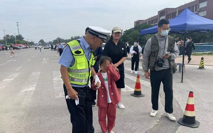 菏澤高考首日插曲：家長不慎忘帶孩子，民警及時(shí)解困