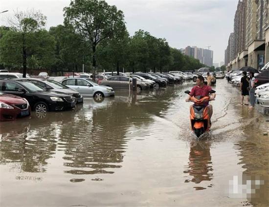 驚險(xiǎn)！東莞暴雨中外賣(mài)小哥摔倒被水沖走，眾人合力營(yíng)救引發(fā)熱議