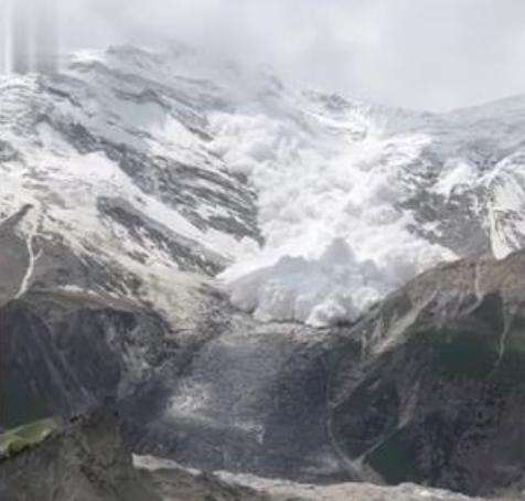 壯麗景象！游客在新疆旅游目睹雪崩，驚聲尖叫