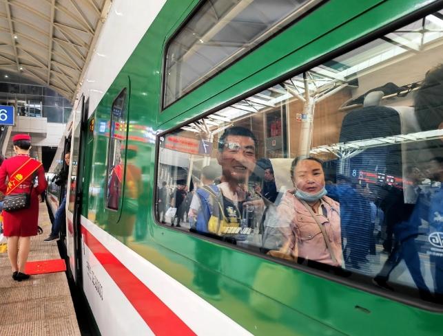 動(dòng)車組駛上青藏線——青藏鐵路西格段動(dòng)車組投入運(yùn)營(yíng)首日見(jiàn)聞