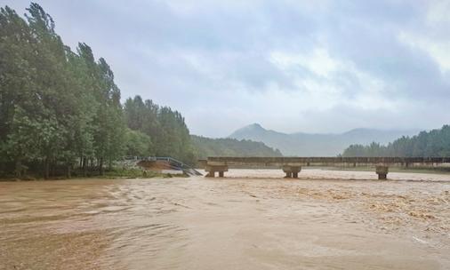 河南確山雞山大橋事故：車輛被洪水沖走，1人獲救4人失聯(lián)