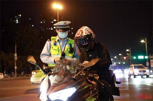 北京高溫天氣下，“飆車炸街”行為受到整治