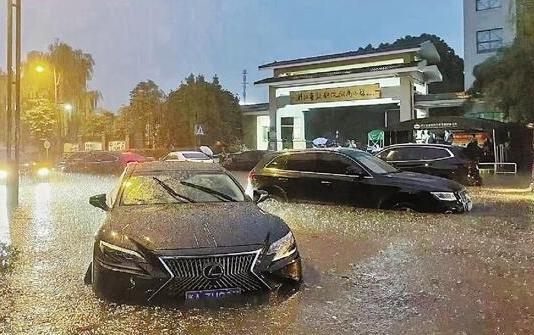 杭州暴雨：短時(shí)暴雨致多處道路積水，雨水倒灌車輛被淹