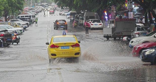 重慶遭遇強(qiáng)降雨，市民共渡雨水難關(guān)，交通受阻局部地區(qū)面臨地質(zhì)災(zāi)害風(fēng)險(xiǎn)