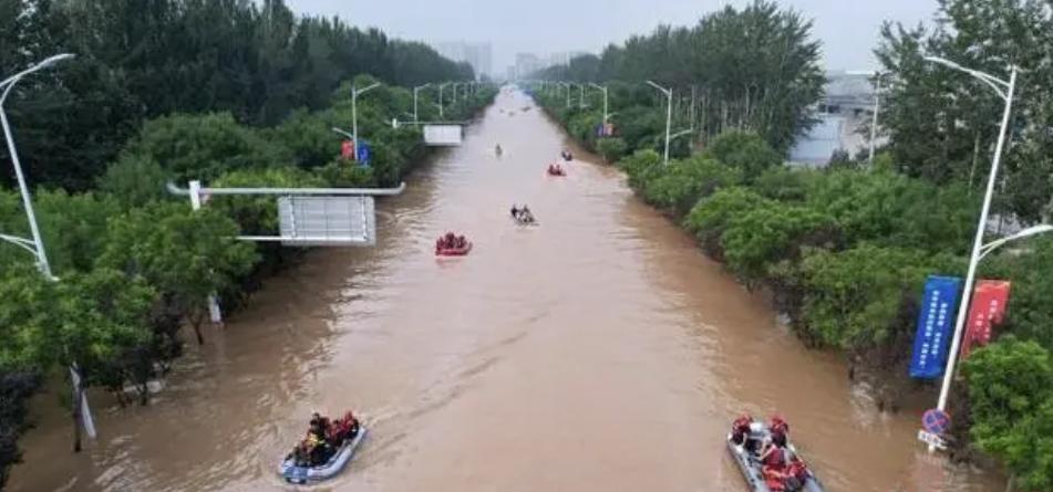 涿州救援見聞：“從未想過，有一天會(huì)在這條路上坐船”