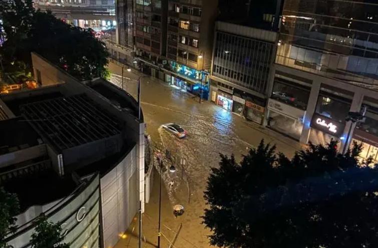 香港海葵殘余暴雨席卷，市民堅韌抗洪