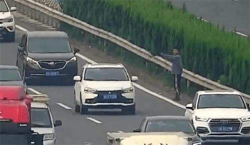 小伙被父母遺忘高速 車(chē)道攔車(chē)求助 多虧交警的接入