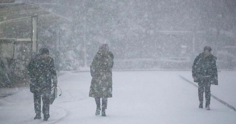 中央氣象臺(tái)發(fā)布多地天氣預(yù)警，凍雨和暴雪齊襲，年底雨雪持續(xù)關(guān)注