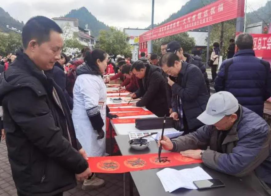 用筆墨書(shū)香送祝福，共建愛(ài)滿(mǎn)社區(qū)福滿(mǎn)家