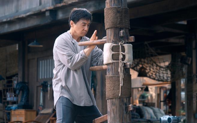 成龍69歲春晚展拳，氣貫長虹揮灑中華力量