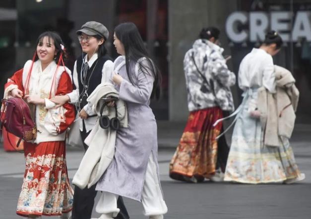 400名大學(xué)生回曹縣小鎮(zhèn)賣(mài)馬面裙，有的店一天賣(mài)2000件