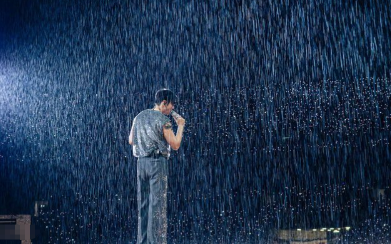 雨中演唱會(huì)：李榮浩與粉絲共度浪漫時(shí)光